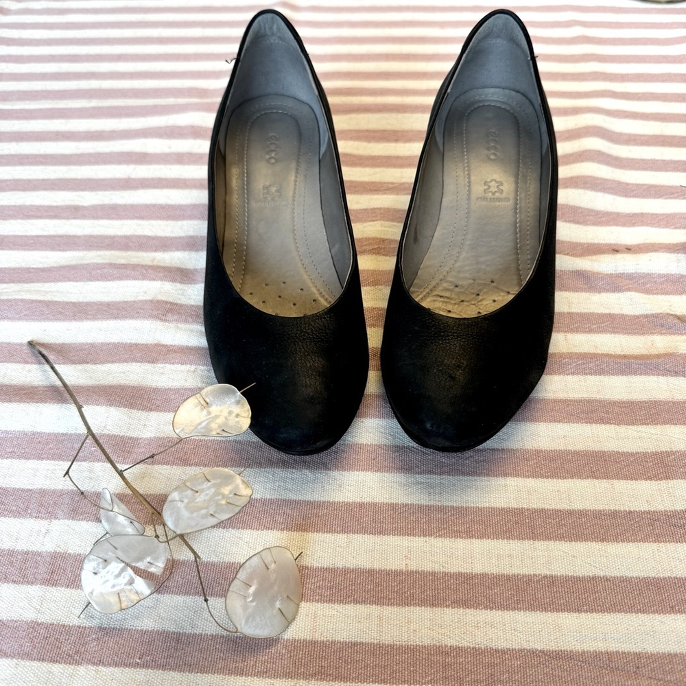 ECCO Sculptured 45 Wedge Pump black size 37 6.5 7
SKU# 8313422 FLAW